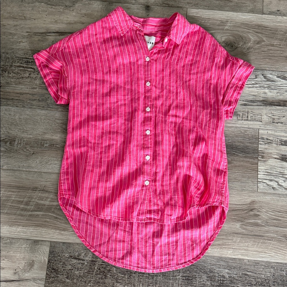 ⭐️Super cute button down NWT